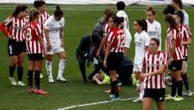 La árbitra Sara Fernández es atendida tras recibir un bajonazo en el Real Madrid - Athletic