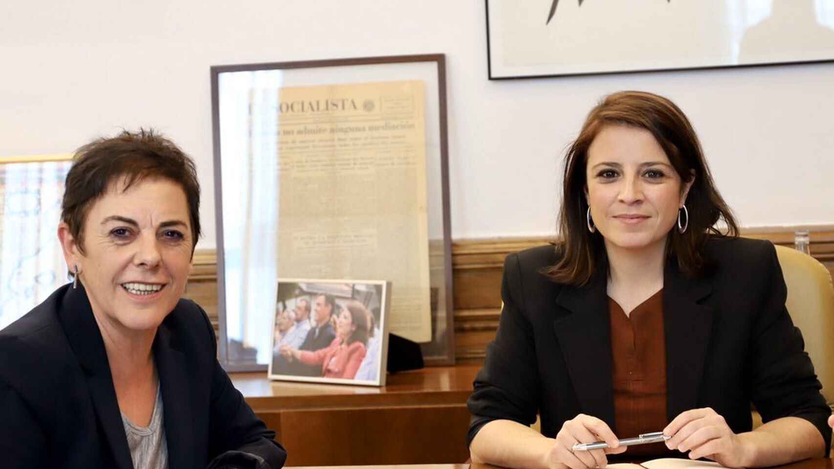 Adriana Lastra, portavoz del grupo socialista en el Congreso, con Mertxe Aizpurua, portavoz de Bildu.