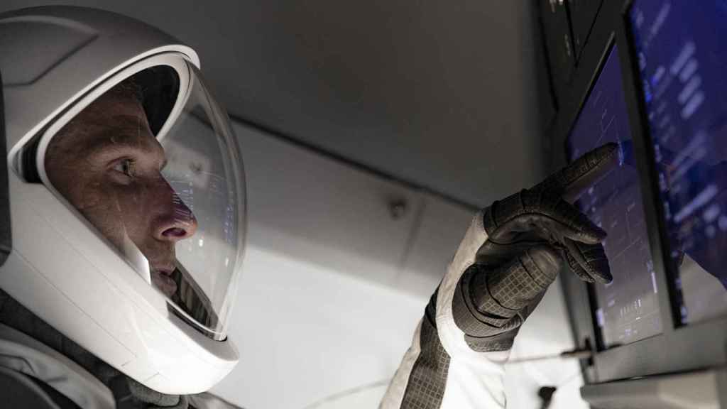 Astronauta manejando los controles de la Crew Dragon