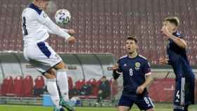 Luka Jovic, rematando de cabeza para el gol que empató la eliminatoria entre Serbia y Escocia en la repesca de la Eurocopa 2021