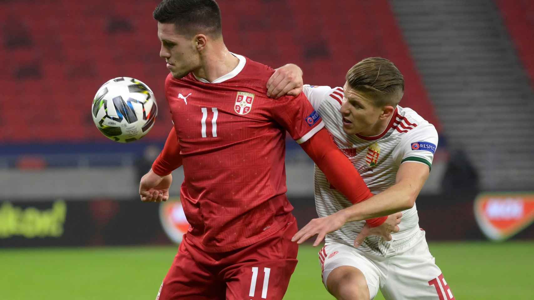 Luka Jovic protege el balón durante un partido con Serbia