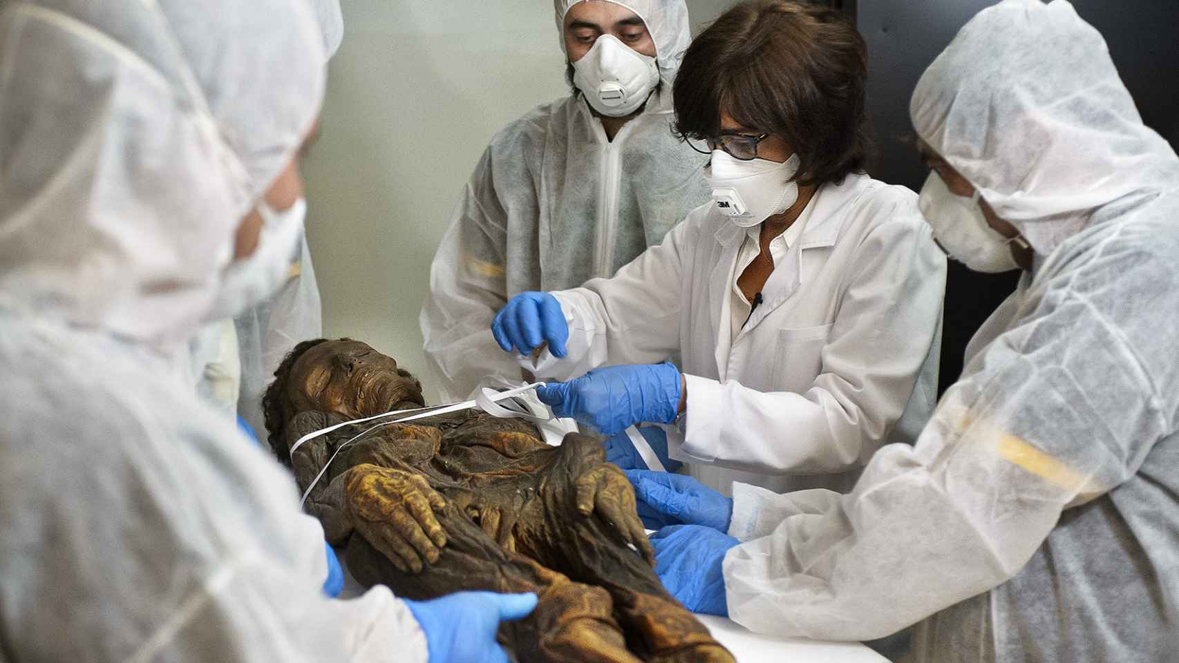 Teresa Gómez Espinosa, jefa del Departamento de Conservación del MAN junto al equipo encargado del traslado de la momia guanche al Hospital Quirón de Madrid.