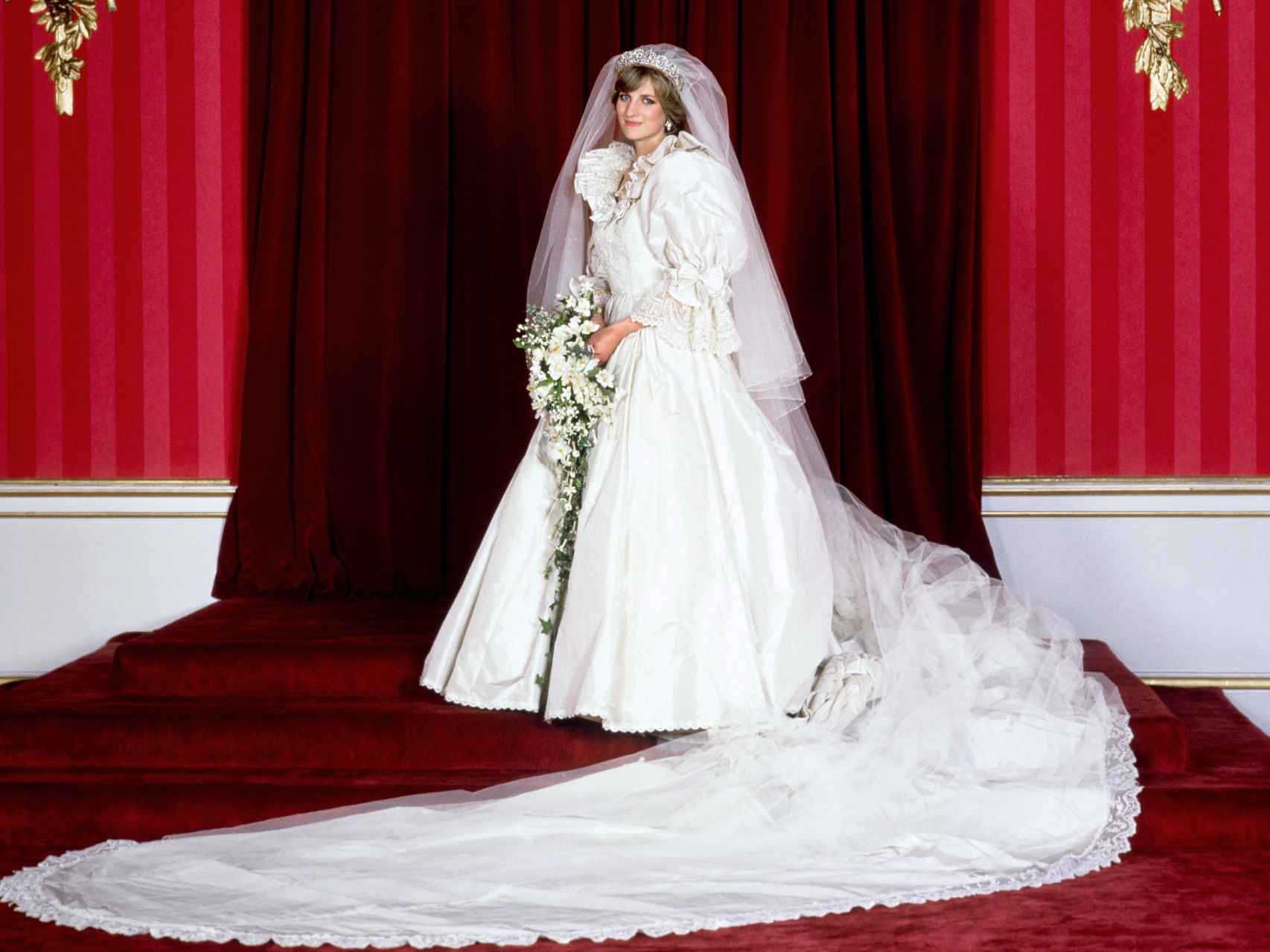 Diana de Gales, el día de su boda con un espectacular y voluminoso vestido nupcial.
