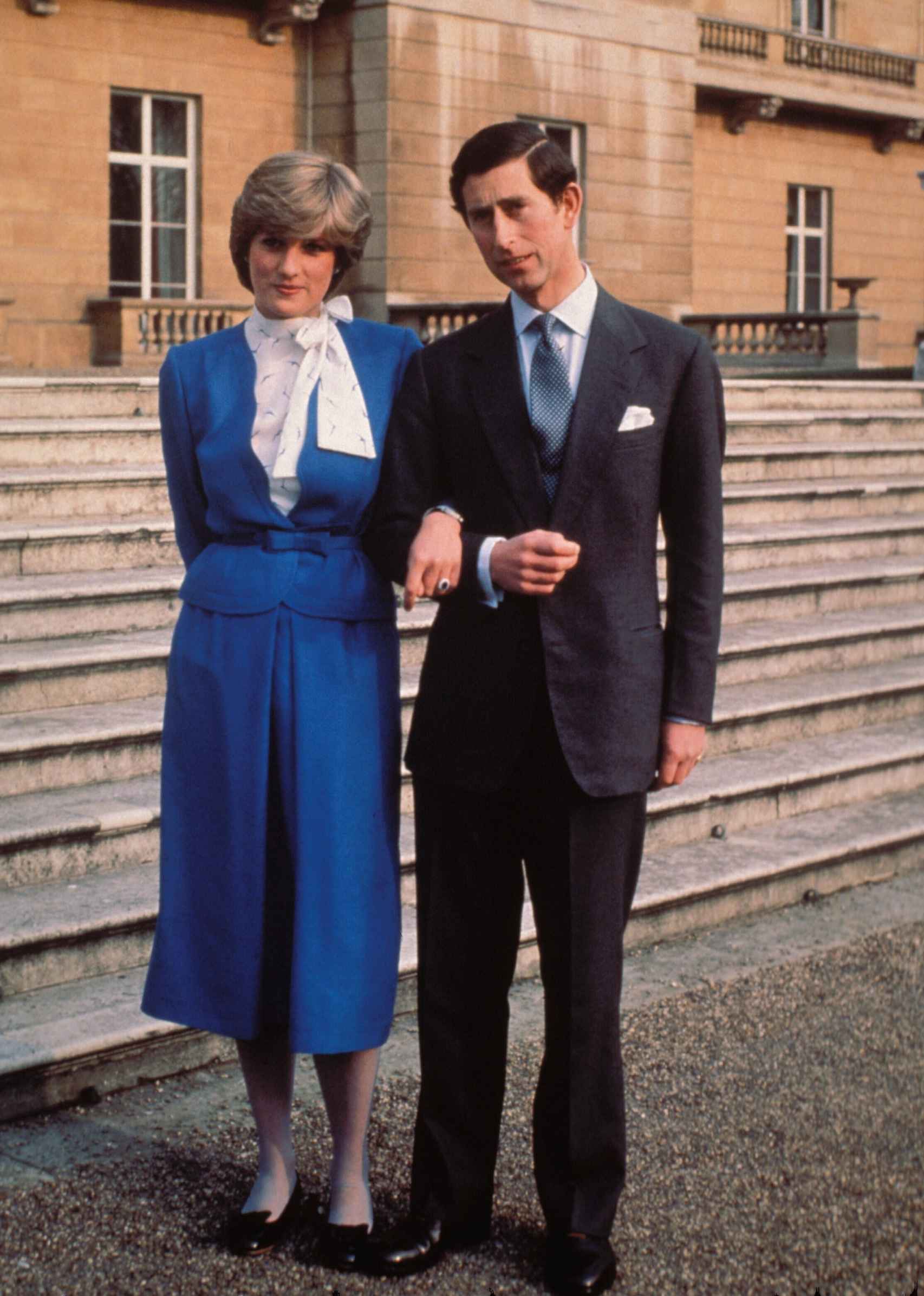 Lady Di y Carlos de Inglaterra en su pedida de mano en 1980.