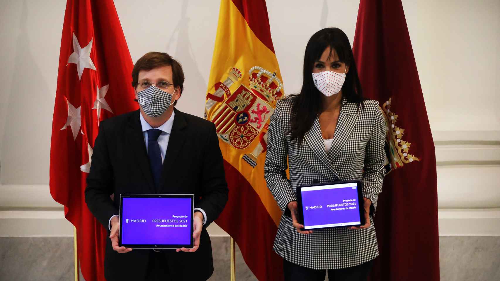 El alcalde de Madrid, José Luis Martínez-Almeida, y la vicealcaldesa de la capital, Begoña Villacís, con el presupuesto general del Ayuntamiento de Madrid para 2021.
