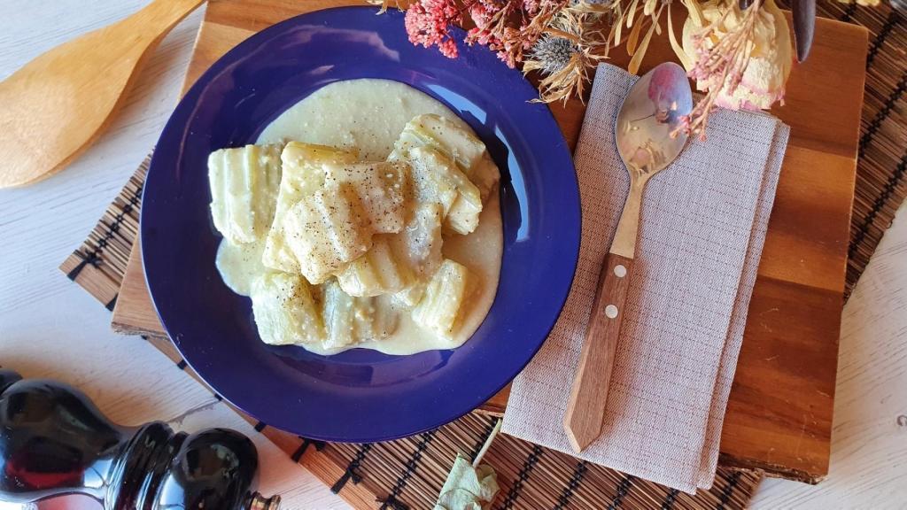 Cardo con almendras, una receta de verdura tradicional muy sencilla