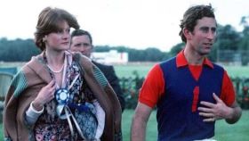 Lady Sarah Spencer, hermana de Diana, y el príncipe Carlos durante un partido de polo mientras eran pareja.
