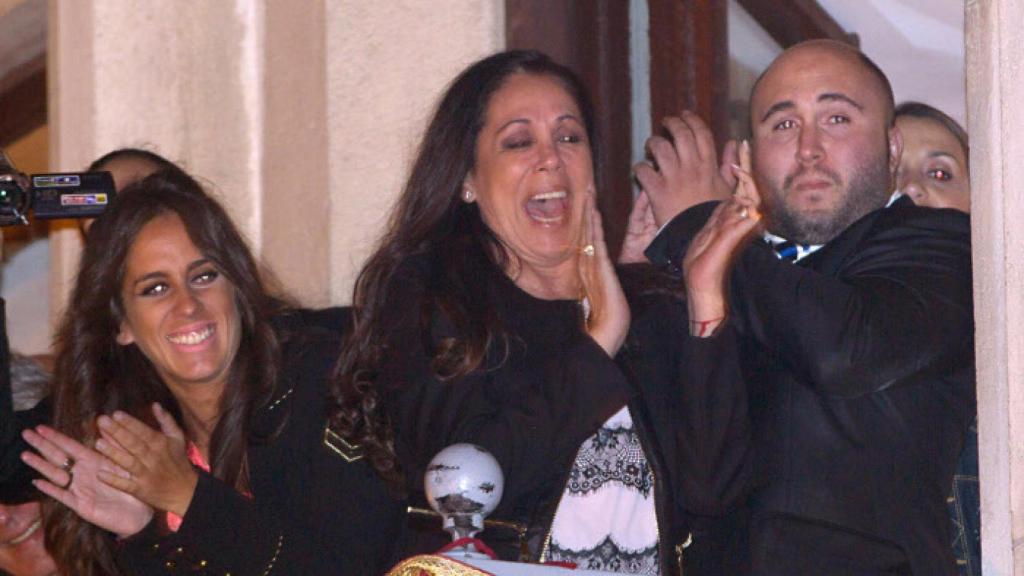 Anabel Pantoja, junto a Isabel Pantoja y Kiko Rivera, durante una Semana Santa en Sevilla.