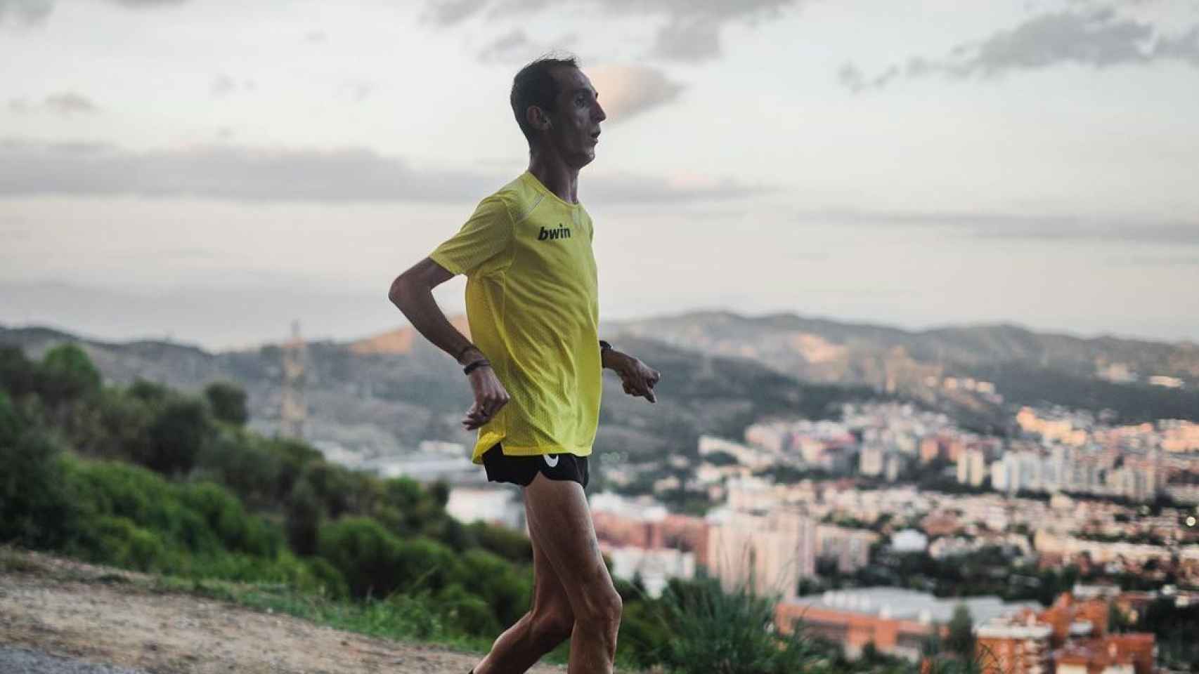disco túnel Desconocido Álex Roca, deportista con parálisis cerebral, completa una maratón por las  calles de Barcelona