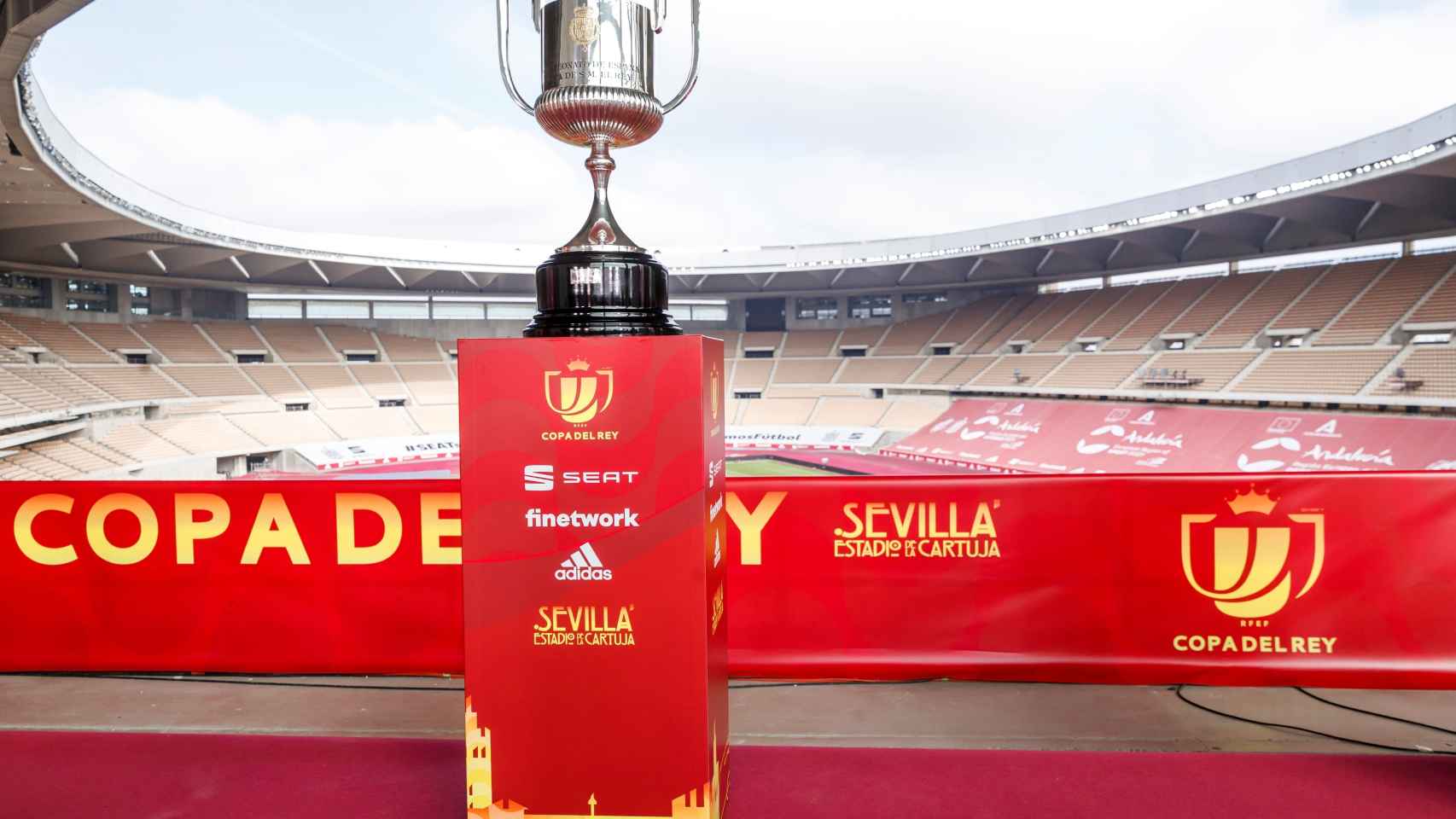 El trofeo de la Copa del Rey, en el Estadio de La Cartuja de Sevilla
