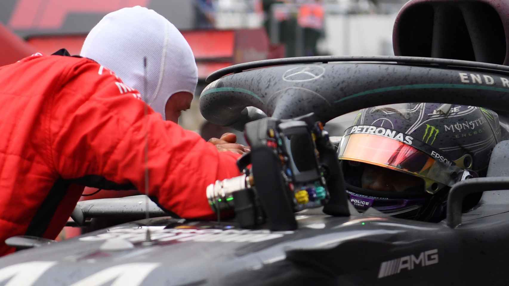 Vettel se acerca al coche de Hamilton para felicitarle por su 7º Mundial de F1