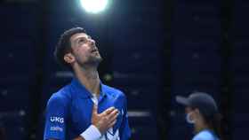 Djokovic celebra su victoria frente a Schwartzmann