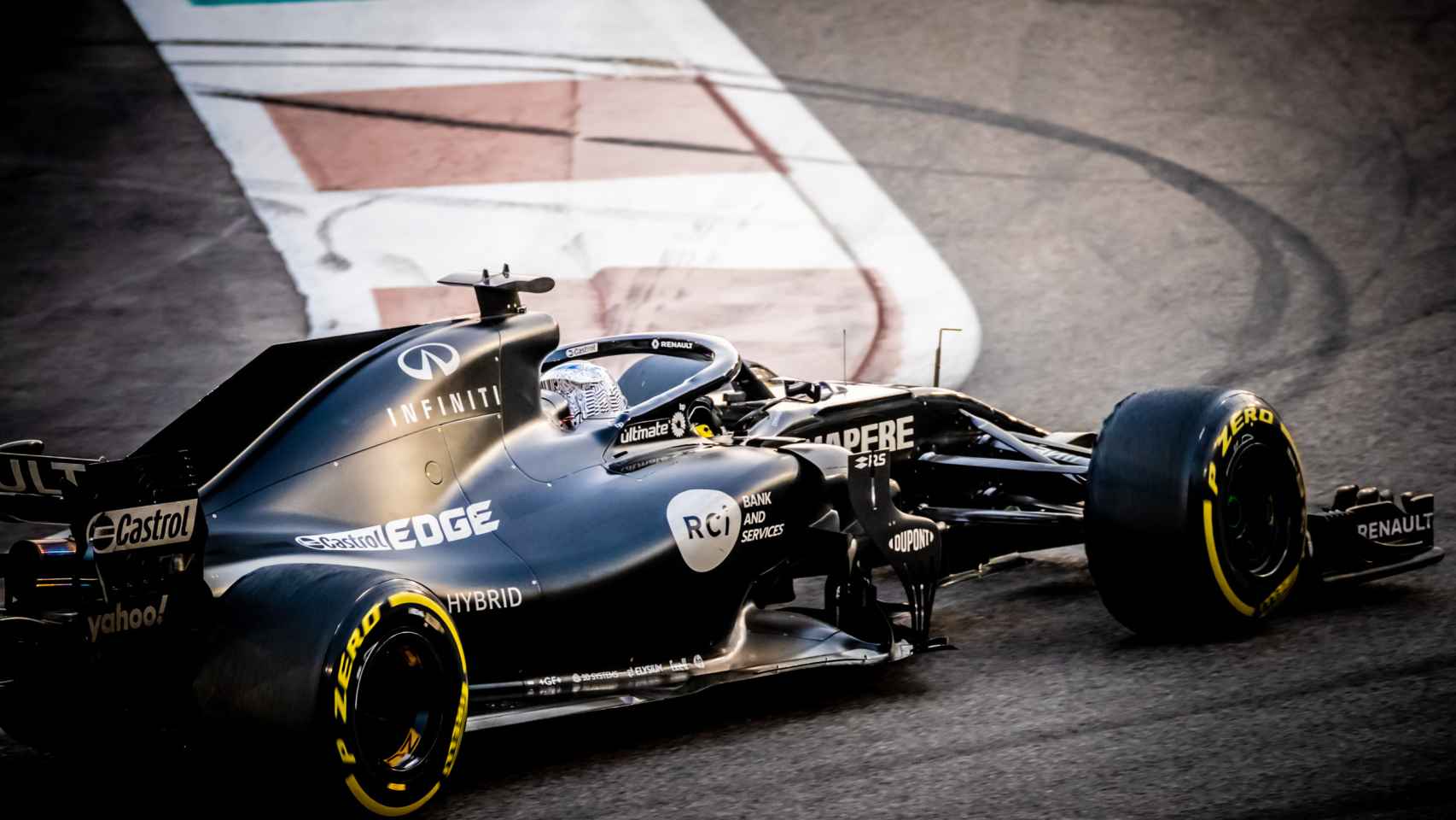 Fernando Alonso, rodando en Abu Dhabi con el Renault