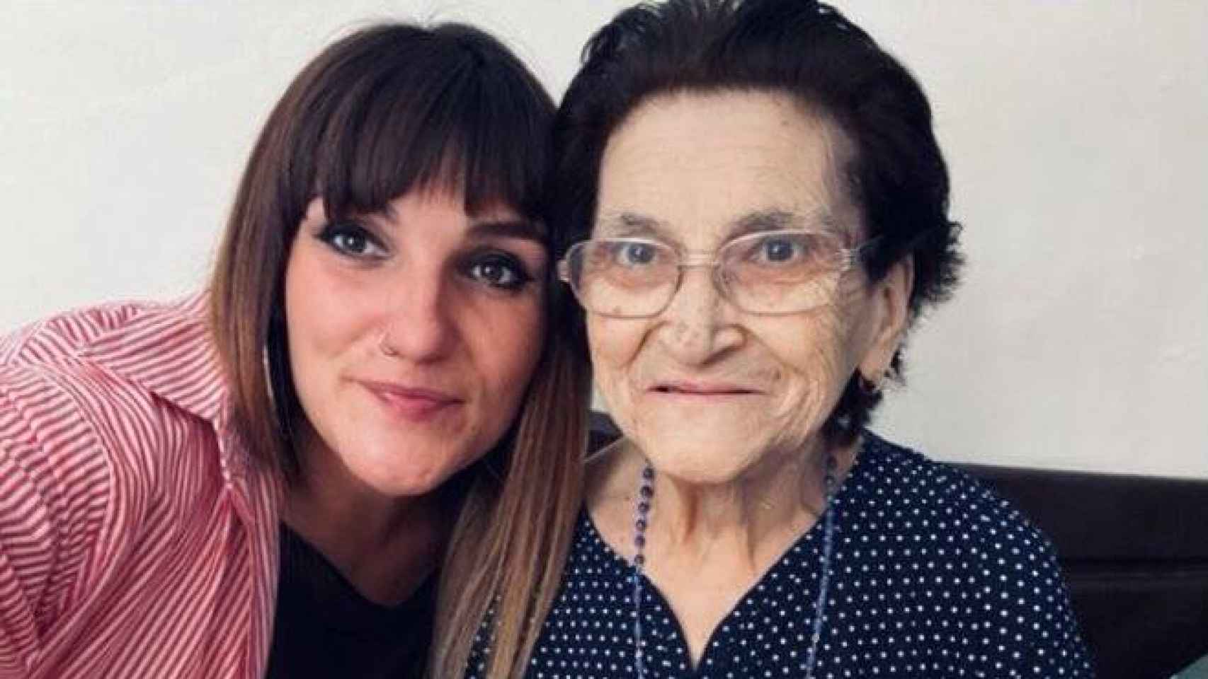 Rozalén con su abuela (Foto: Twitter)