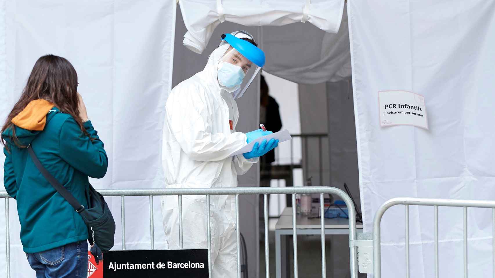 Profesionales sanitarios en la carpa provisional para la realización de PCR del CAP Roger de Flor de Barcelona.
