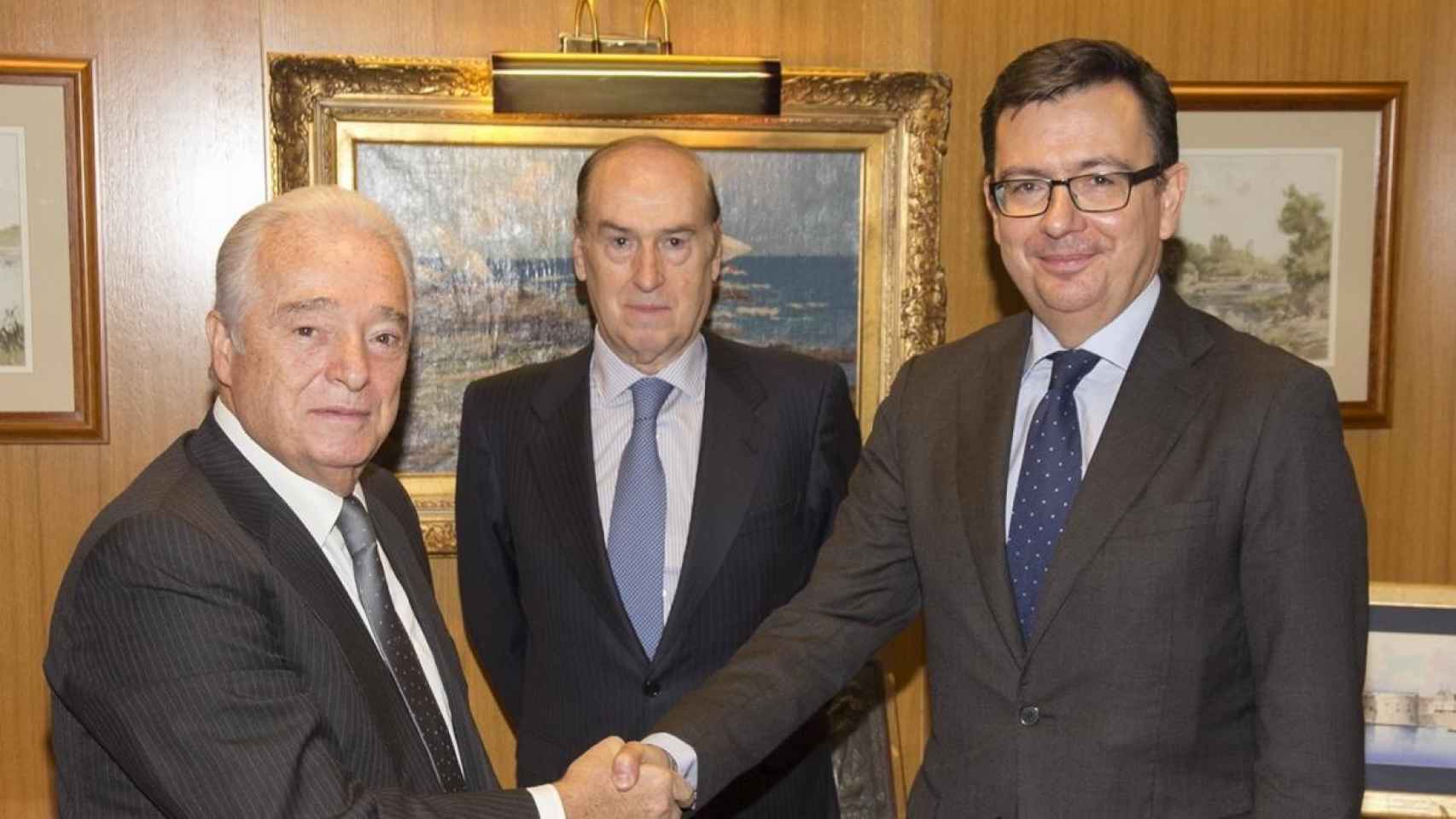 Carlos Martínez Echavarría (izda) junto a Florencio Lasaga y el exministro de Economía Román Escolano.