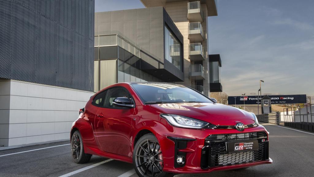 El Toyota GR Yaris en la recta de 'boxes' del Jarama.