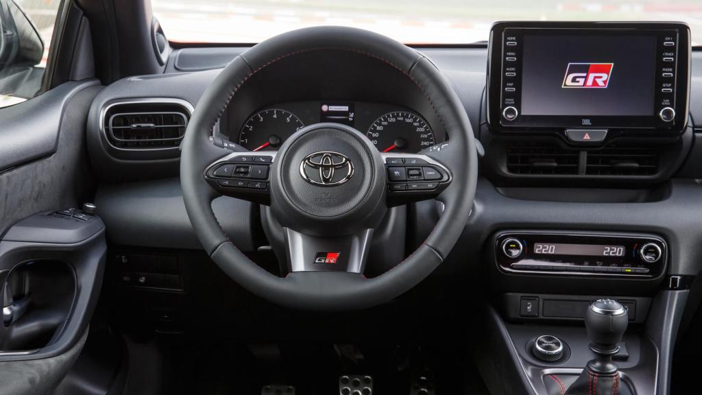 Interior de este modelo, un coche que en el día a día es incluso hasta cómodo.