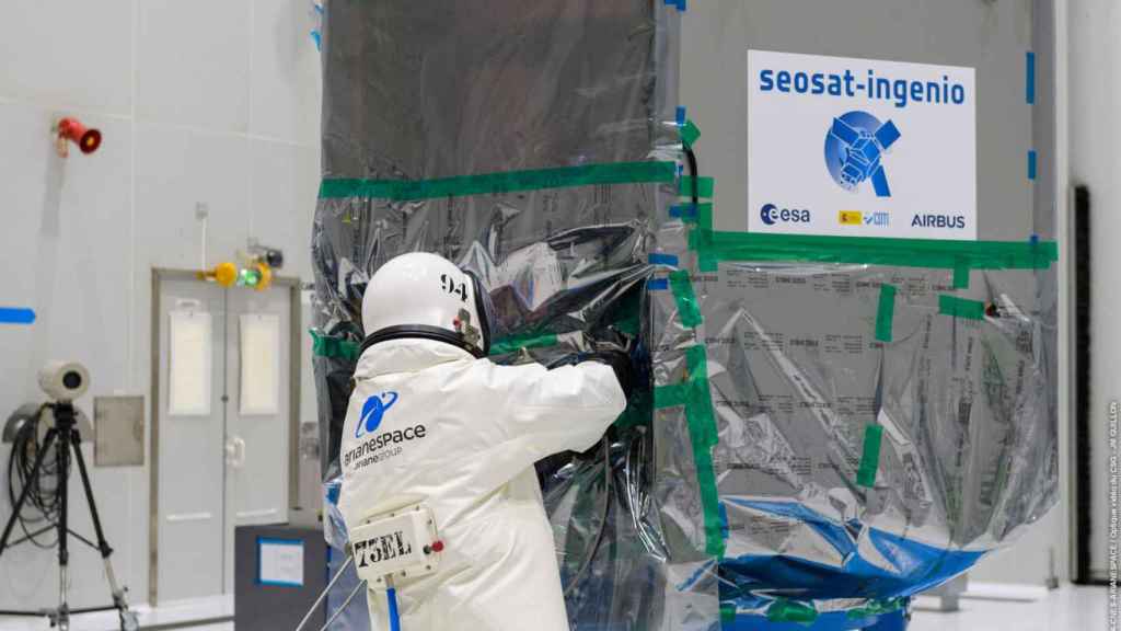 Satélite ingenio en las instalaciones de Arianespace