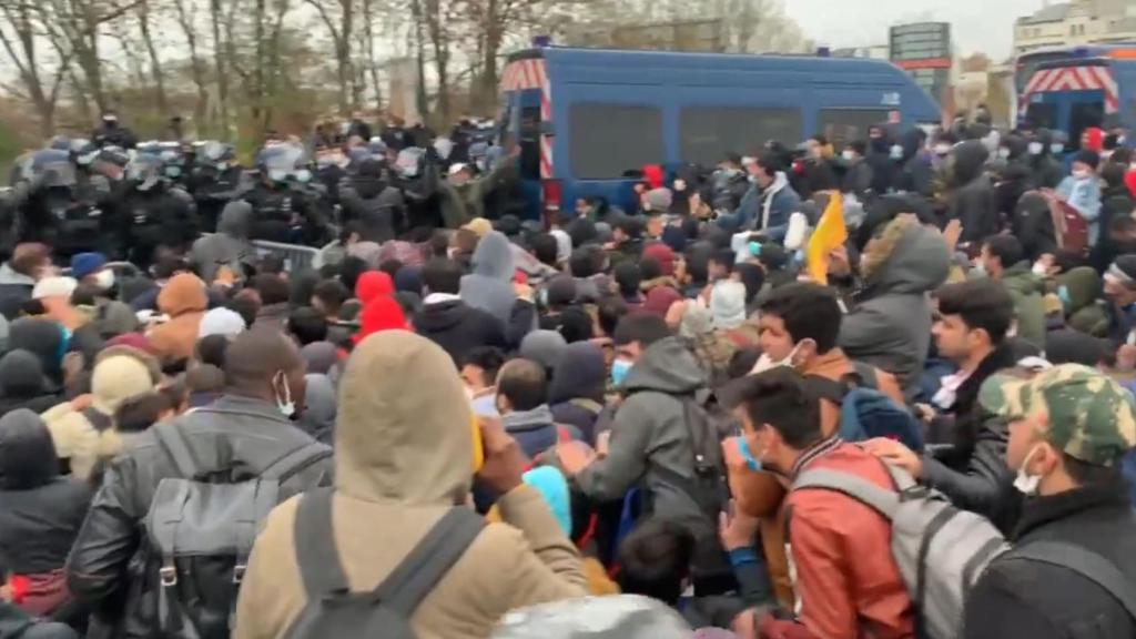 El desalojo del campamento de migrantes.