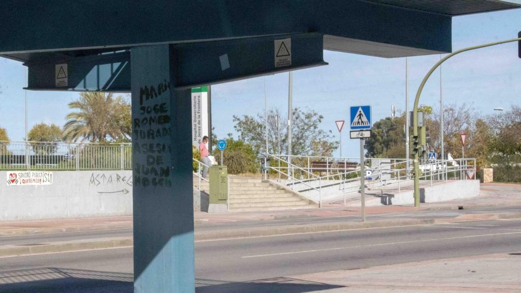Pintada realizada en la escalera que da acceso al hospital de Jerez.