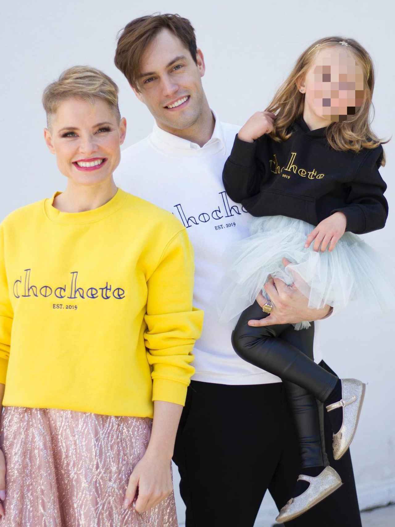 Soraya junto a su marido, Miguel Ángel Herrera, cofundador de la marca, y su hija, Manuela de Gracia. Todos con sudaderas Chochete.