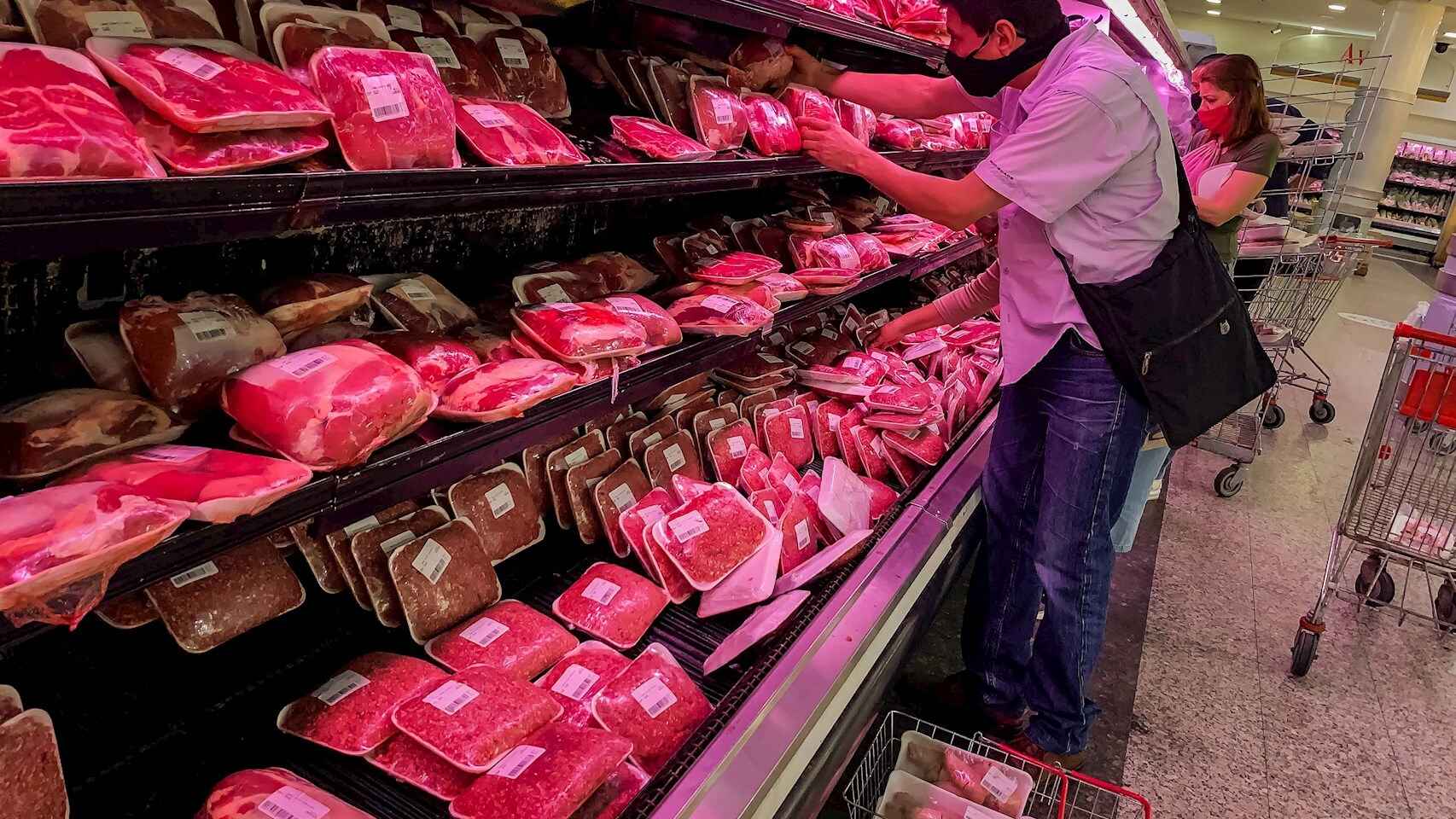 Inspeccionando la oferta de carne en el supermercado. EFE/Miguel Gutiérrez.