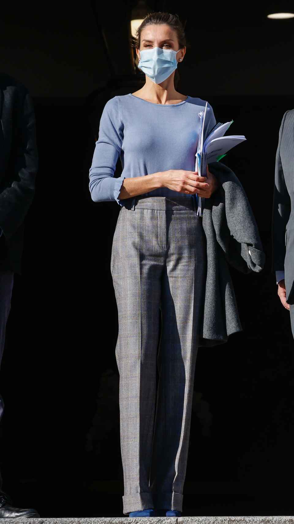 La Reina ha combinado el jersey con unos pantalones de pinzas en lana de Hugo Boss.