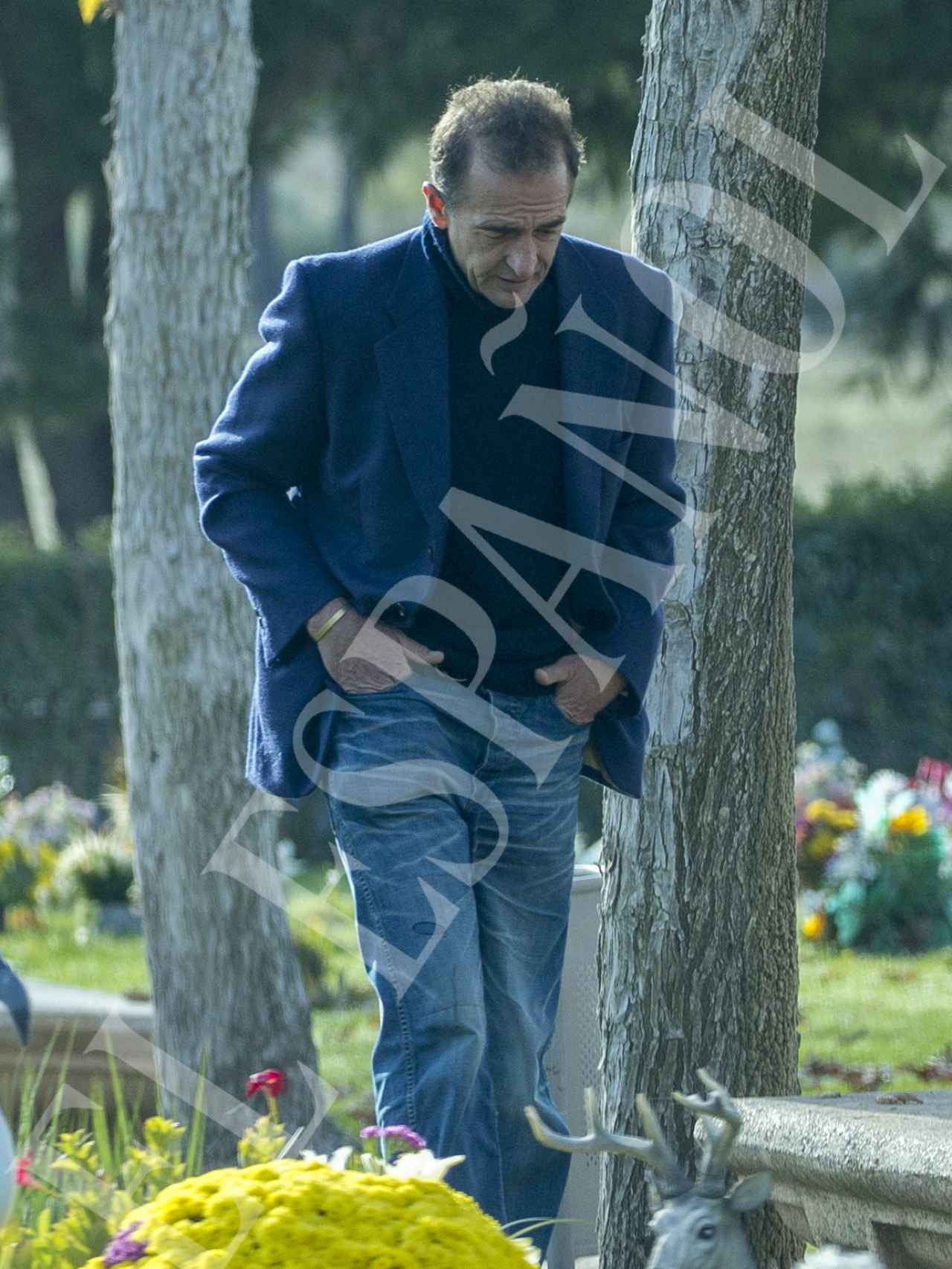 Durante su estancia en el cementerio, Alessandro Lequio se mantuvo con el rostro cabizbajo.