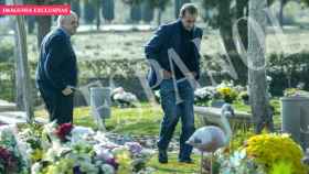 Alessandro Lequio, visitando la tumba de su hijo Álex al cumplirse seis meses de su muerte.
