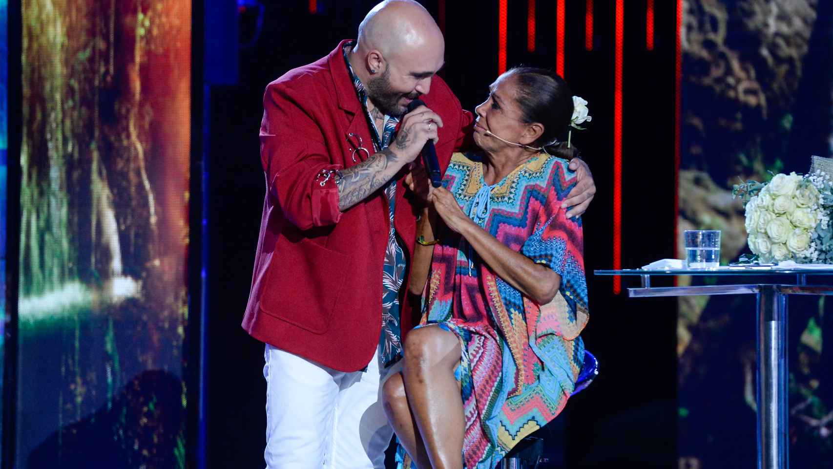 Kiko Rivera junto a su madre, Isabel Pantoja, en la llegada de la cantante a España tras concursar en 'Supervivientes'.