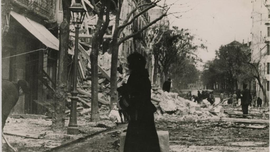 Bombardeo cerca de la Plaza de España en Madrid.