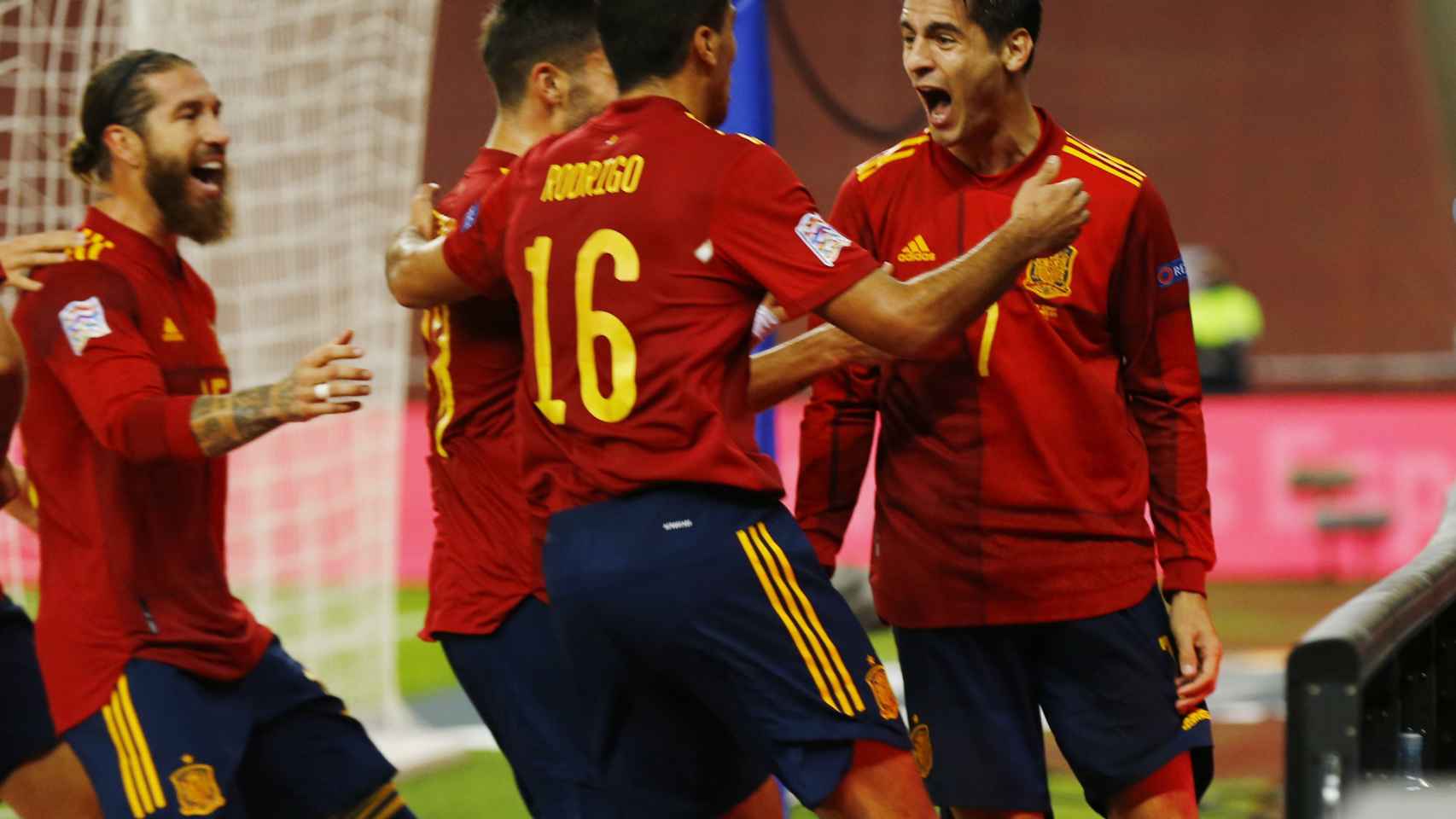 Los jugadores de la selección española felicitan a Morata
