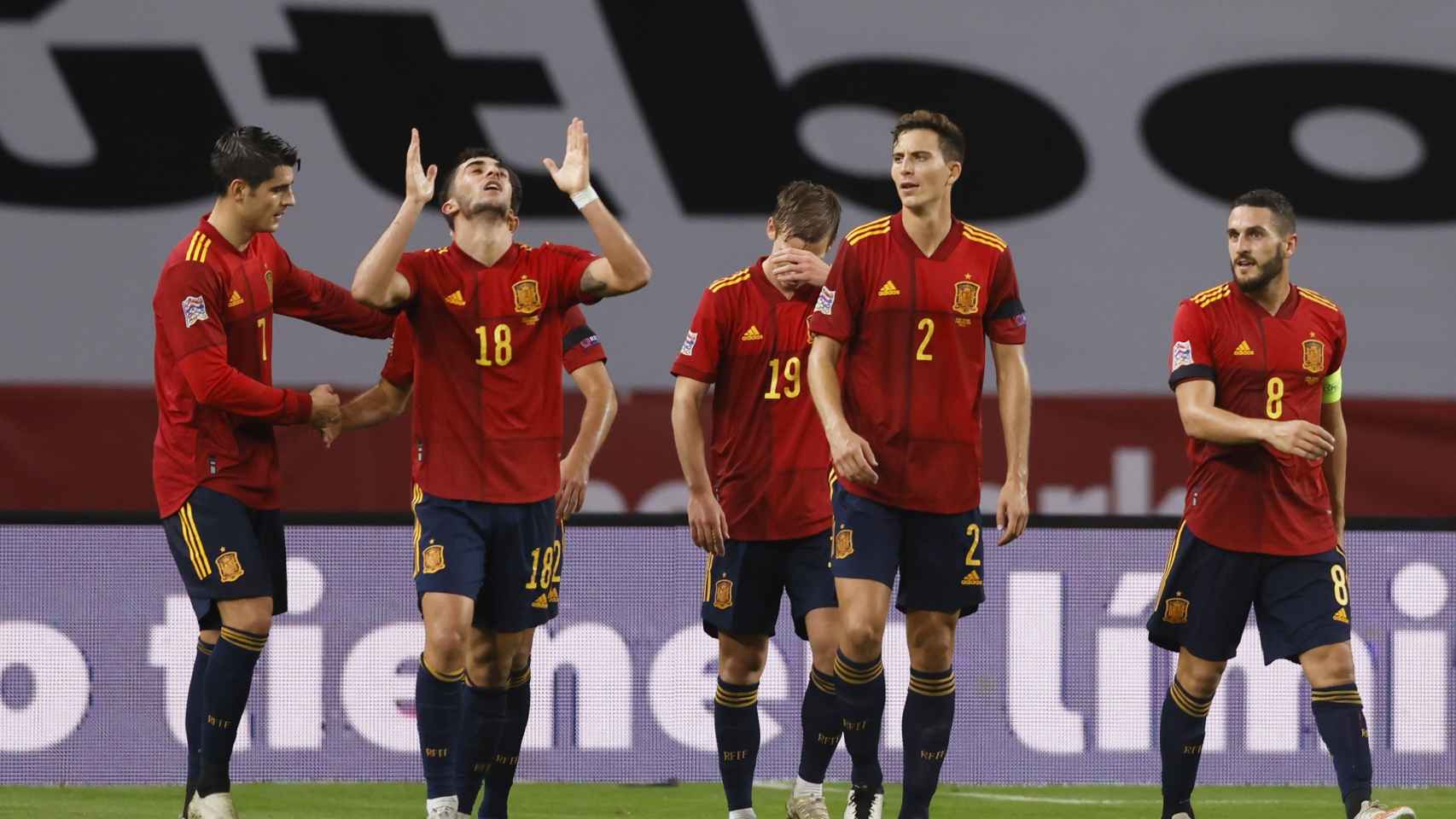 Los jugadores de la selección española celebran el quinto gol ante Alemania, obra de Ferrán Torres