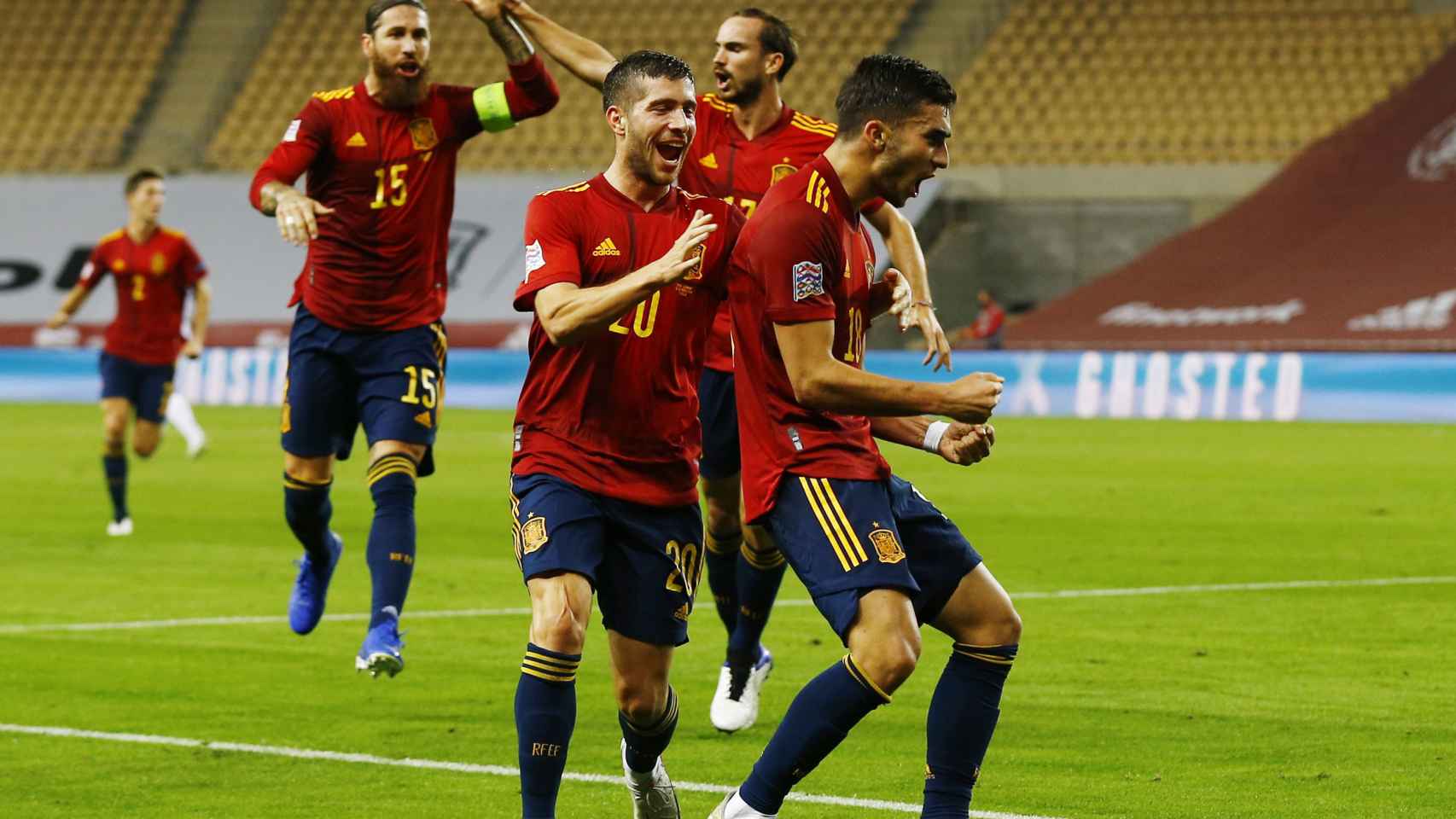 Los jugadores de la selección española celebran el gol de Ferrán Torres