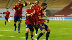 Los jugadores de la selección española celebran el gol de Ferrán Torres