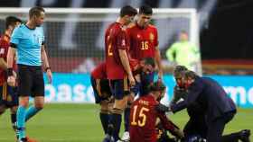 Sergio Ramos, atendido por los servicios médicos en el España - Alemania de la UEFA Nations League