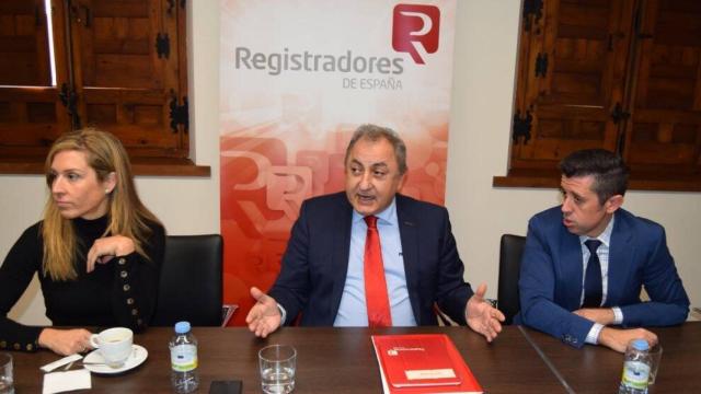 Alfredo Delgado, en el centro, presidente del Colegio de Registradores de Castilla-La Mancha