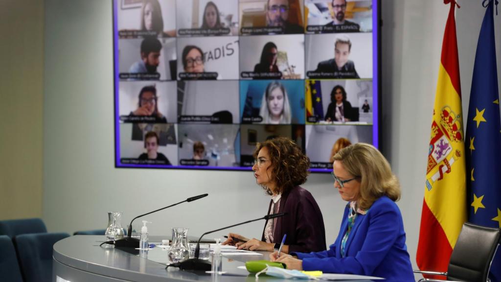 La vicepresidenta Calviño y la portavoz Montero, ante los periodistas en Moncloa.