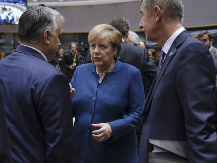 Angela Merkel conversa con el húngaro Viktor Orbán durante una cumbre de la UE