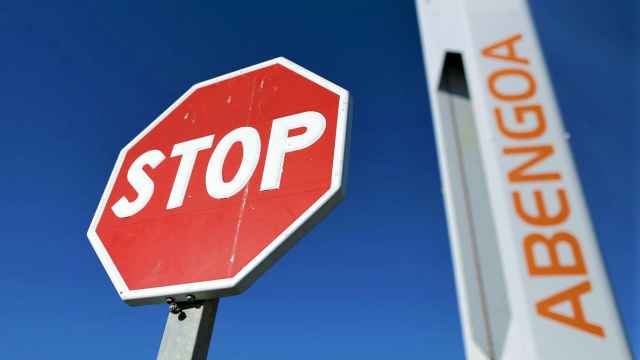 Una señal de 'stop' junto a unas instalaciones de Abengoa.