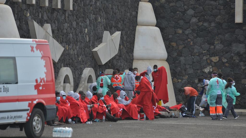 Inmigrantes subsaharianos que llegaron a bordo de un cayuco el pasado día 15 a la isla de El Hierro.