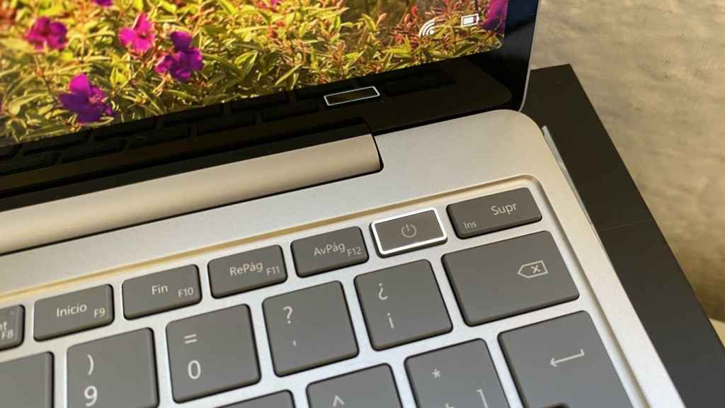 El lector de huellas dactilares del Surface Laptop Go se ilumina cuando podemos usarlo