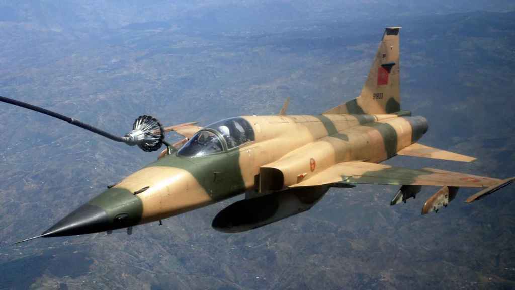 F5 marroquí modificado con lanza para reabastecimiento