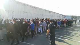 Momento de la salida de los inmigrantes marroquíes del puerto de Arguineguín.