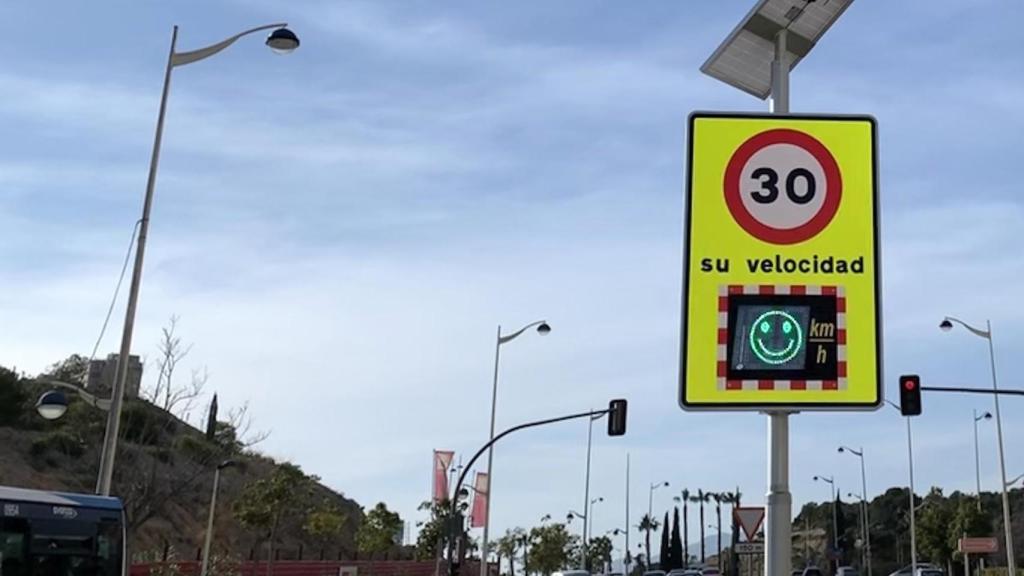 El límite de velocidad fijado para vías urbanas de un un carril por sentido es de 30km/h.