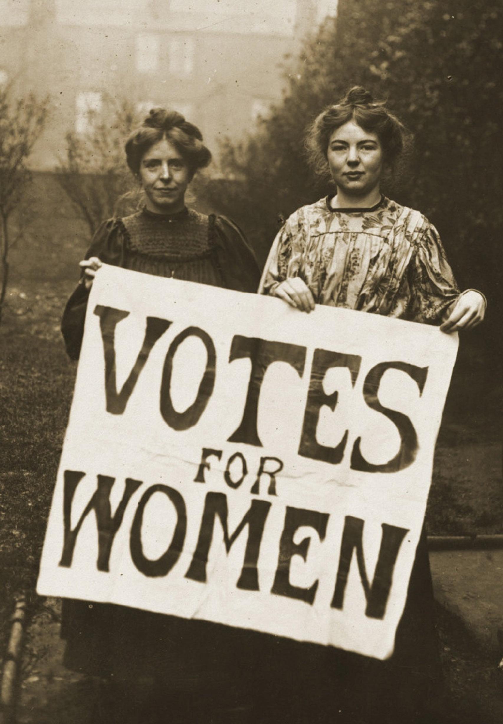 Annie Kenney y Christabel Pankhurst en 1908, exigiendo el voto de la mujer.