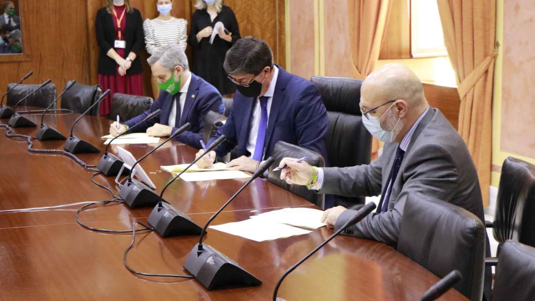 Juan Bravo, Juan Marín y Alejandro Hernández firmando el acuerdo presupuestario.