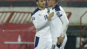 Luka Jovic, abrazado por Dusan Tadic, con la selección de Serbia