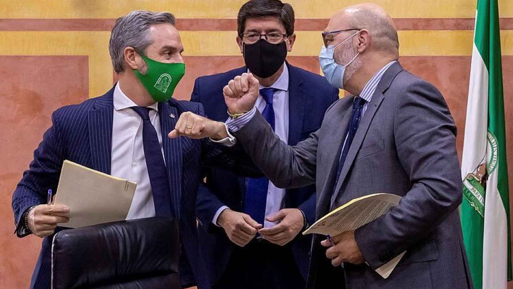 El consejero de Hacienda, Juan Bravo; el vicepresidente andaluz, Juan Marín, y el portavoz de Vox en Andalucía, Alejandro Hernández, tras la firma del acuerdo presupuestario.
